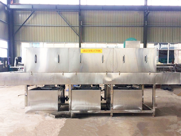 High pressure cleaning machine for turnover box