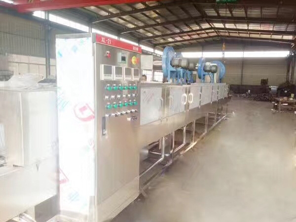 Turnover box cleaning and drying machine